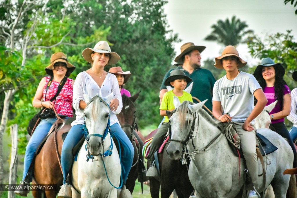 finca el paraiso yopal casanare colombia turismo aventura tradicion plan pasadia cabalgata caballos atardecer llanura turistas c 29